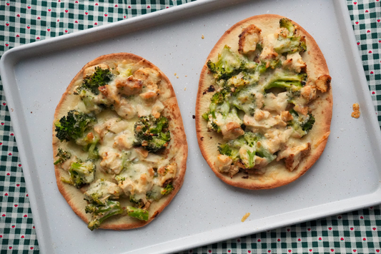 Naans gratinés au poulet, brocoli et sauce crémeuse à l’ail