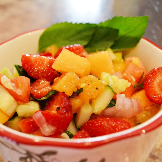 Salade de cantaloup, fraises et tomates - Ma Vie Simplifiee